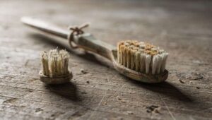 Twee oude tandenborstels aan elkaar binden: de schoonmaaktruc die viral gaat