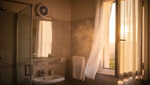 Waarom je na het douchen beter het raam openzet dan de ventilator aanzet